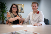 Anna Sàez, directora de SEGRE, i Elena de Carandini, presidenta de la Fundació Raimat Lleida.