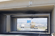 Tallada la C-12 a Albatàrrec al xocar un camió contra un pont