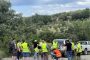 Els veïns tapant clots en un tram del camí.