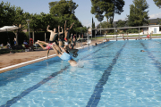 Joves banyistes ahir en la jornada inaugural de les piscines municipals de les Borges.