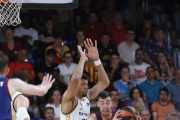 Willy Hernangómez intenta superar la defensa d’Edy Tavares.