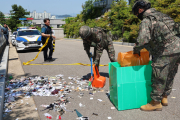 Militars sud-coreans recullen les escombraries d’un dels globus.