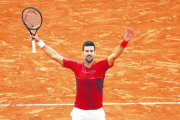 Djokovic celebra el seu sofert triomf a vuitens davant de l’argentí Francisco Cerúndulo.