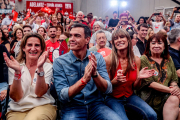 Sánchez i la seua dona, Begoña Gómez, en un acte de campanya del PSOE de les passades generals.