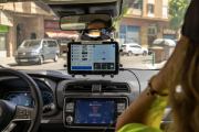 L’interior del vehicle amb càmeres que llegeix les matrícules, que apareixen a la pantalla.