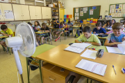 Un ventilador sufragat per les famílies refresca una aula de l’escola Frederic Godàs, a Cappont.