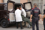 Els treballadors de la funerària s’emporten el cadàver de la dona assassinada a Tarragona.