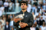 Carlos Alcaraz abraça el trofeu de guanyador de Roland Garros, el tercer Grand Slam de la seua carrera esportiva.