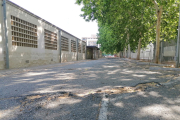 L’estat actual del paviment de l’aparcament posterior del CAP de Balàfia, tancat des de fa un any.
