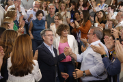 El líder del PP, Alberto Núñez Feijóo, exultant després de conèixer-se els resultats de les europees.