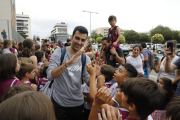 Nacho Varela, amb el trofeu de campió, felicitat pels nens.