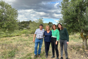 L’artista (2a per la dreta), en una visita al Mas Blanch i Jové amb els responsables del celler.