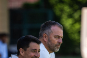 Hansi Flick i Bojan, veient l’entrenament del Barça Atlètic.