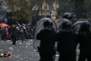 Policies s’enfronten a manifestants en una protesta.