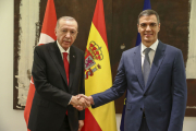 Recep Tayyip Erdogan i Pedro Sánchez es donen la mà.