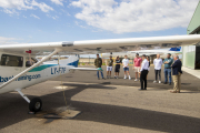 Participants en les jornades de portes obertes escolten les explicacions d’un futur pilot.