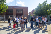 Una trentena de famílies de Pardinyes sense plaça al Lladonosa es van concentrar divendres.