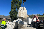 Un camió recorre les explotacions de la Cerdanya per traslladar els plàstics al Berguedà.