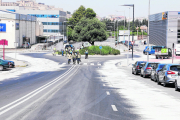 Bombers i Ilnet van netejar la calçada mentre la Urbana regulava el trànsit.