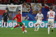 Cristiano Ronaldo es disposa a fer una passada durant el partit davant de Txèquia.