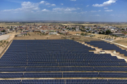 Vista aèria de la central solar, construïda fa un any i encara sense permís de connexió a la xarxa.