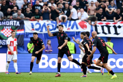 Klaus Gjasula celebra amb els companys el segon gol que manté la seua selecció amb opcions.