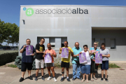 Voluntaris de l’Associació Alba de Tàrrega amb el cartell del festival Sardines & Marinada.