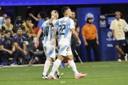 Lautaro Martínez felicita Messi després d’anotar el segon gol.