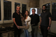 La directora de Casa Navàs, amb arquitectes de la reconstrucció.