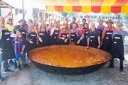 Voluntaris que ahir van cuinar més de 800 racions de paella a Agramunt.