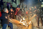 Fallaires d’Isil descansen moments abans d’iniciar el recorregut pel poble, diumenge a la nit.