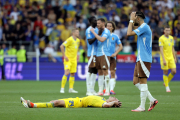 Un jugador d’Ucraïna es lamenta a terra per l’eliminació.