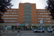 Vista general de l’entrada a l’Hospital Arnau de Vilanova de Lleida.
