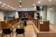 L’acusat, d’esquena, ahir a la banqueta de l’Audiència de Lleida.