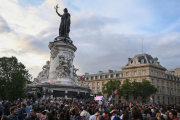 La plaça de la República de París es va omplir de persones per protestar contra la victòria de Le Pen ahir.