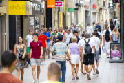 L’Eix Comercial ahir a la tarda, amb gent passejant però sense gairebé cap bossa de compra.