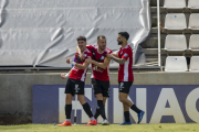 Adri Gené és felicitat per companys de l’Europa quan va anotar el gol que va derrotar el Lleida a casa.