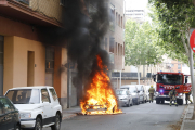 Es crema sencer un vehicle i les flames afecten una façana a Balàfia