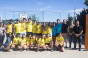 Els quinze joves participants al camp de treball d’Altet amb membres de Quàlia i autoritats.