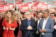 El líder del Partit Laborista, Keir Starmer, amb el primer ministre de Gal·les, Vaughan Gething (dreta).