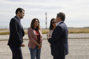 Vilagrà, amb la torre de comunicacions de l’aeroport al fons.