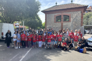 Els petits sahrauís i les seues famílies d’acollida del Segrià, ahir després del retrobament a l’aparcament de Barris Nord a Lleida, hores després d’aterrar al Prat.