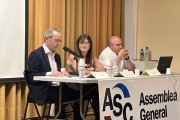 Josep Maria Sánchez, Antonieta Gual i Ramon Sarroca, ahir en la clausura de l’assemblea.