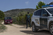 Un agent custodia la sortida de la furgoneta forense de l’habitatge.