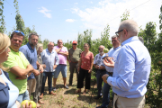 L’alcalde de Lleida, amb altres membres de la Paeria i representants dels agricultors a l’Horta.