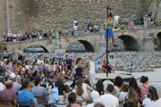 La fossa de la Seu Vella acull l'espectacle circense 'Flou Papagayo'