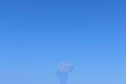 L’Stromboli va registrar ahir una forta explosió eruptiva que va aixecar una llarga columna de fum.