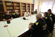 Visita al centre de la Mariola de la Urbana ■ L’alcalde, Fèlix Larrosa, va visitar ahir el centre de la Guàrdia Urbana a la Mariola. En set mesos el cos ha fet 1.700 actuacions al barri.