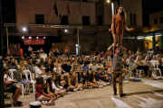 El circ i les acrobàcies de Mi Santa Company van obrir divendres a la nit el Festival FART d’Isona.