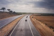 Imatge de les obres de construcció de l’autovia A-2 al seu pas per Anglesola l’abril del 1994 i la mateixa vista en l’actualitat.